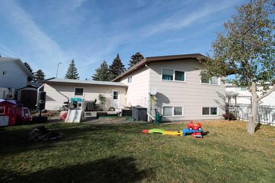 2107 10 St, House other with 5 bedrooms, 2 bathrooms and 6 parking in Coaldale AB | Image 3