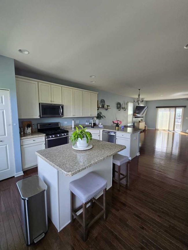 231 Lionel Dr, Townhouse with 3 bedrooms, 3 bathrooms and 2 parking in Grayslake IL | Image 5