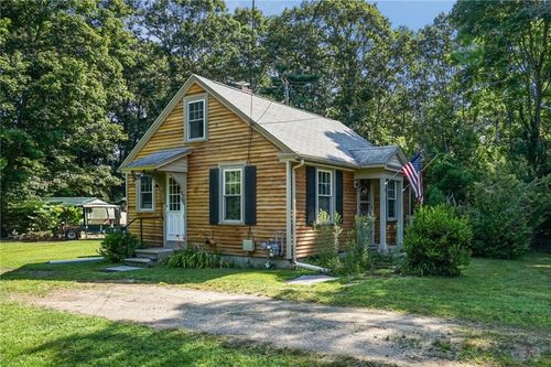 58 Essex Rd, North Kingstown, RI, 02852-1402 | Card Image