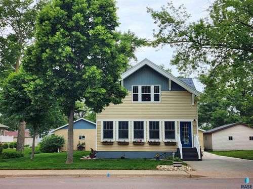 521 N Nebraska St, Salem, SD, 57058-9068 | Card Image