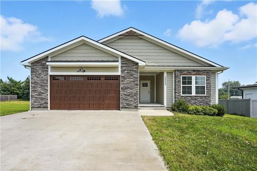 2909 E Canyon Way, Harrisonville, MO, 64701-2083 | Card Image