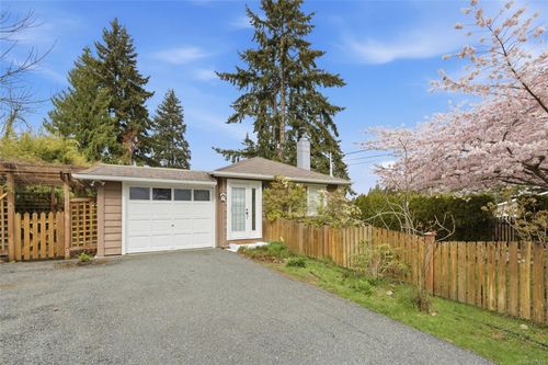 629 Jones St, Qualicum Beach, BC, V9K1H2 | Card Image
