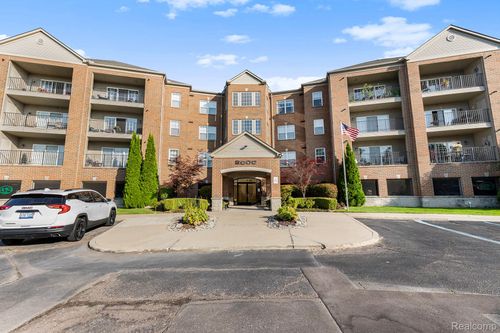 2104 Country Club Dr, Saint Clair Shores, MI, 48082-2904 | Card Image