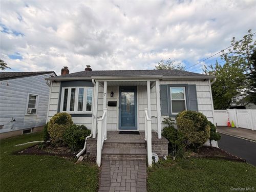 7 Foran Pl, Hicksville, NY, 11801-1349 | Card Image