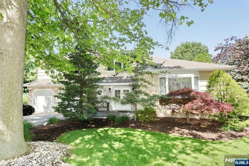 517 Pine Hill Rd, Leonia, NJ, 07605-1421 | Card Image