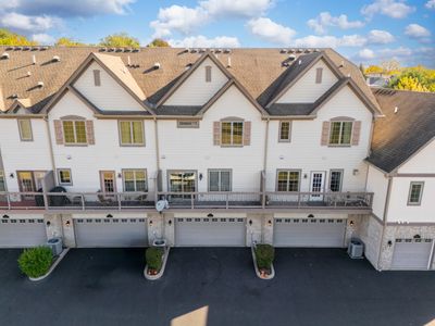 E - 200 Regency Court, Townhouse with 2 bedrooms, 2 bathrooms and 2 parking in Wauconda IL | Image 2