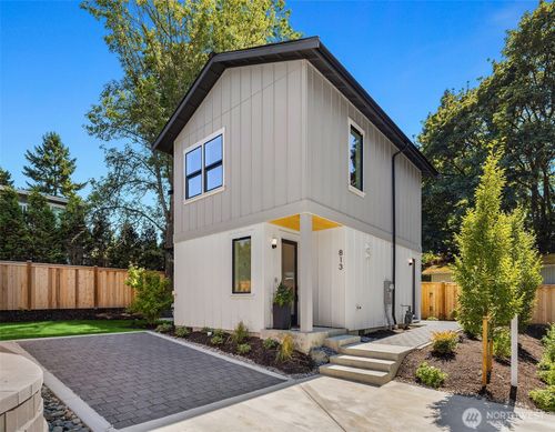 813 18th Ave W, Kirkland, WA, 98033-4817 | Card Image