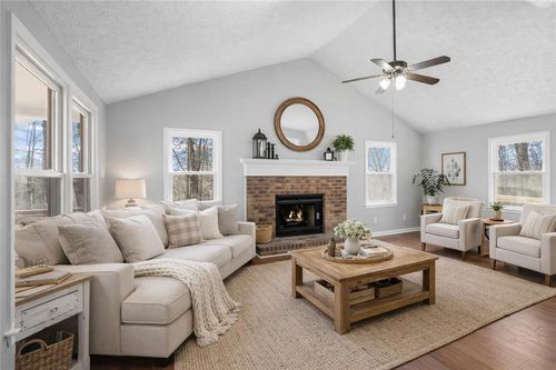 11 Ridgeview Dr Se, Silver Creek, GA, 30173-2327 | Card Image