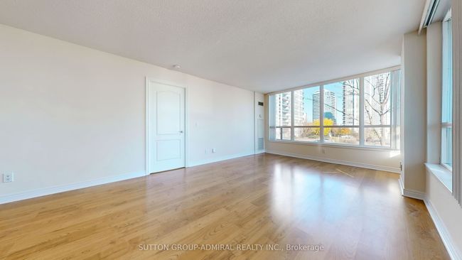 204 - 60 Disera Dr, Condo with 2 bedrooms, 2 bathrooms and null parking in Vaughan ON | Image 6