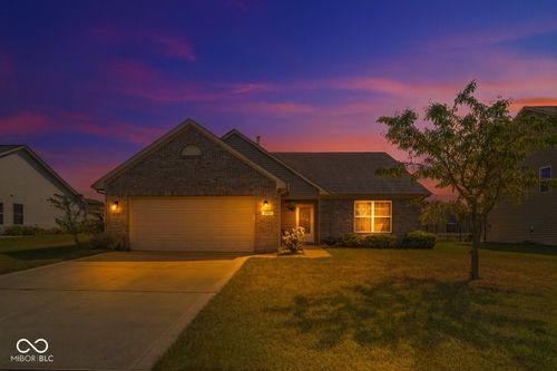 4353 W Parkway Ct, New Palestine, IN, 46163-8530 | Card Image