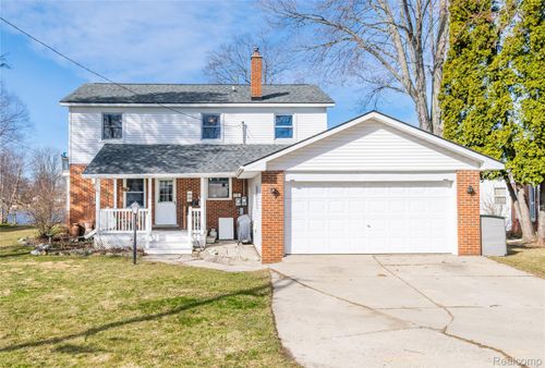 1962 Lake Pointe Dr, Ortonville, MI, 48462-8860 | Card Image