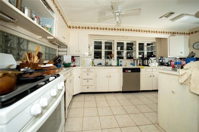 404 N Grace St, House other with 4 bedrooms, 3 bathrooms and 2 parking in Crockett TX | Image 35