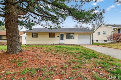 880 Tyson Drive, Florissant, MO, 63031 | Card Image