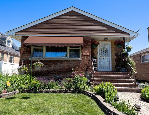 8805 S California Ave, Evergreen Park, IL, 60805-1124 | Card Image