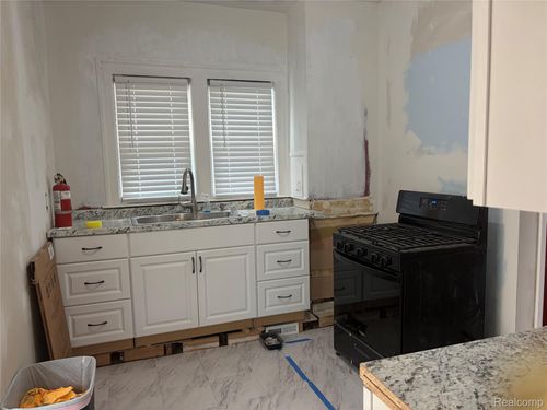 51 Henderson St, Pontiac, MI, 48341-1408 | Card Image