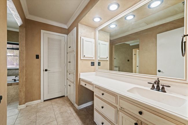 Plenty of counterspace with built in vanity | Image 20