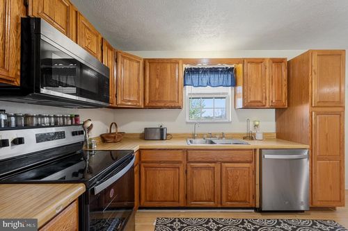 1100 Loop Rd, GERRARDSTOWN, WV, 25420-3583 | Card Image