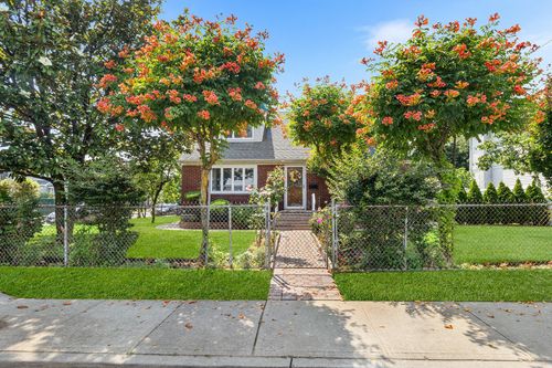 42 Evans Ave, Hempstead, NY, 11550-5546 | Card Image