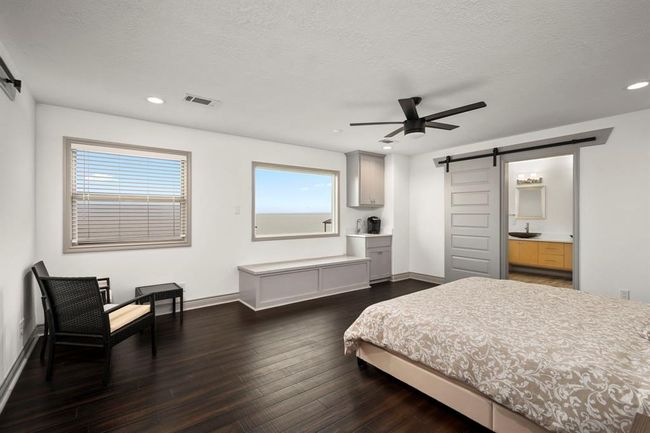 Built-in storage bench & wet bar. | Image 18