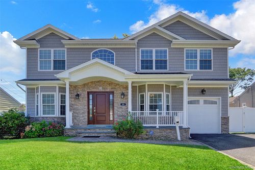 11 Lillian Ln, Plainview, NY, 11803-5612 | Card Image