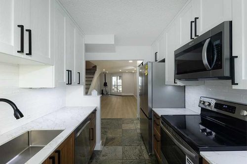 18-2400 15 St Sw, Calgary, AB, T2T5S3 | Card Image