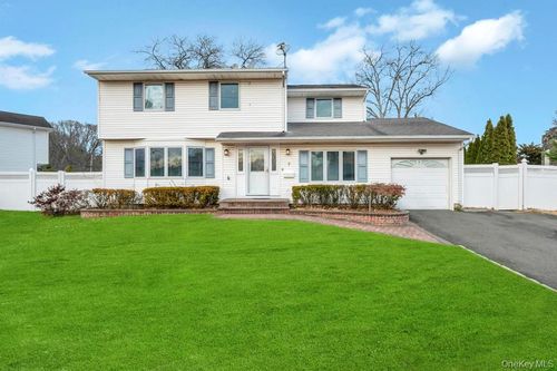 7 Carto Cir, Deer Park, NY, 11729-5501 | Card Image