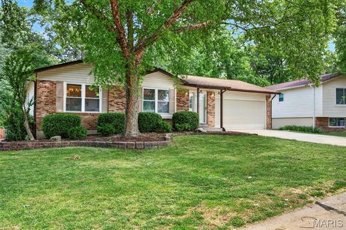 68 Sunny View Dr, Saint Peters, MO, 63376-3545 | Card Image