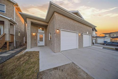 70 Sawka Bay, Winnipeg, MB, R2R3A6 | Card Image
