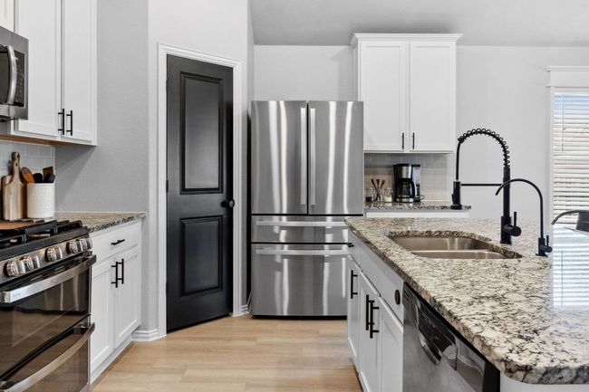 The kitchen is equipped with a reverse osmosis water dispenser. | Image 10