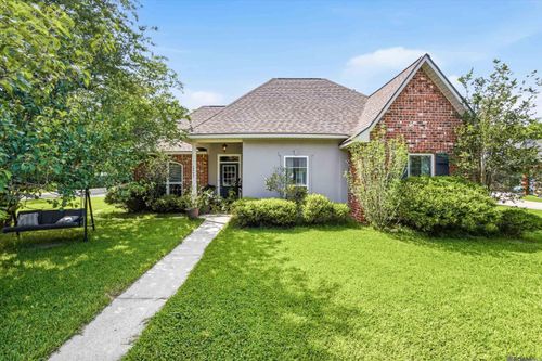 2047 Falconcrest Dr, Denham Springs, LA, 70726 | Card Image