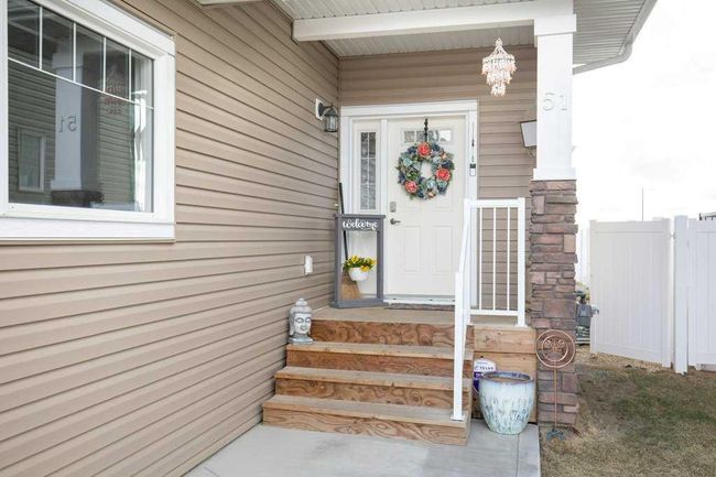 51 Iron Gate Boulevard, Home with 3 bedrooms, 2 bathrooms and 2 parking in Sylvan Lake AB | Image 3