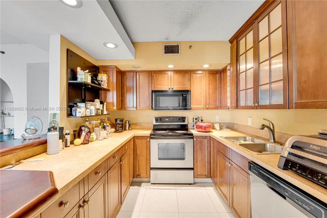 APT-704 - 919 Hillcrest Dr, Condo with 2 bedrooms, 2 bathrooms and null parking in Hollywood FL | Image 6