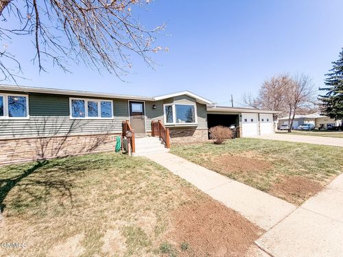 908 6th Street W, Williston, ND, 58801 | Card Image