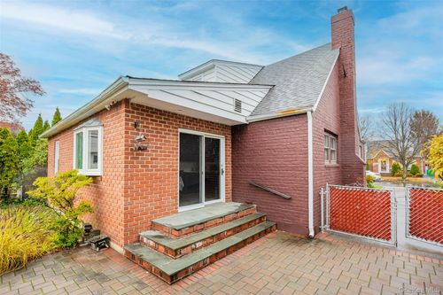 35 Lipton Ln, Williston Park, NY, 11596-1523 | Card Image