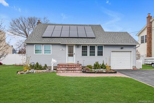 190 31st St, Lindenhurst, NY, 11757-3212 | Card Image