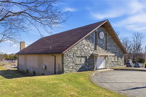 81 Sprague St, Portsmouth, RI, 02871-2711 | Card Image