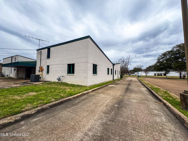 JeffDavis side view driveway | Image 8