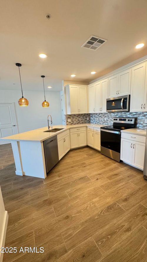 377-2511 W Queen Creek Rd, Chandler, AZ, 85248-0140 | Card Image