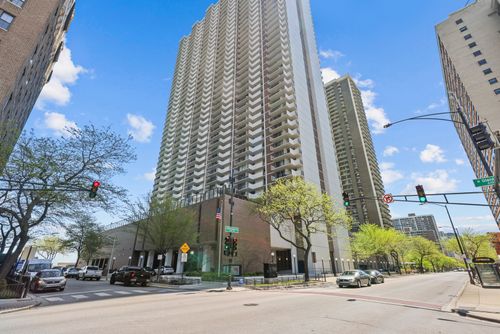 24b-6033 N Sheridan Rd, Chicago, IL, 60660-3042 | Card Image