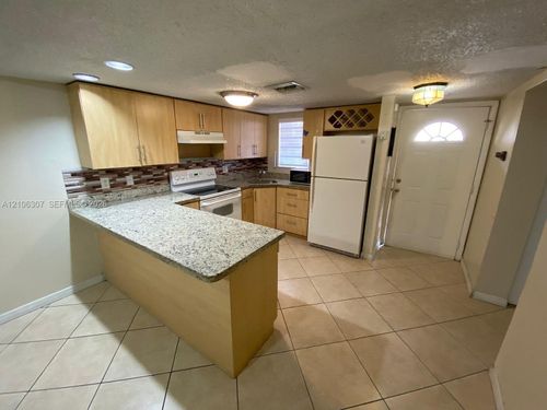 106-5525 W 26th Ct, Hialeah, FL, 33016-4791 | Card Image