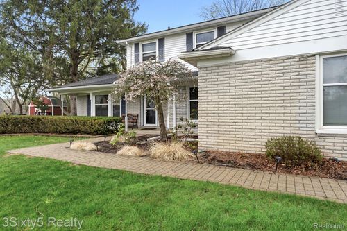 23577 W Newell Cir, Farmington Hills, MI, 48336-3065 | Card Image