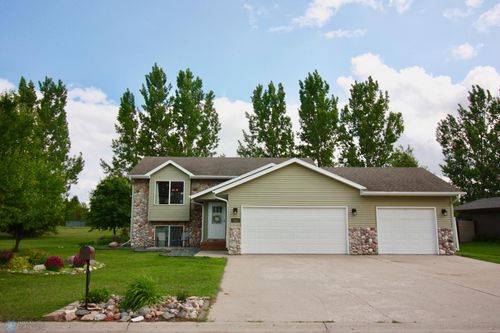 111 Dakota Dr, Hankinson, ND, 58041-4144 | Card Image