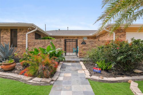 7806 Pruitt Dr, Galveston, TX, 77554-9033 | Card Image