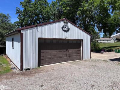 308 S Columbia Street, Home with 2 bedrooms, 1 bathrooms and 2 parking in Bloomfield IA | Image 3