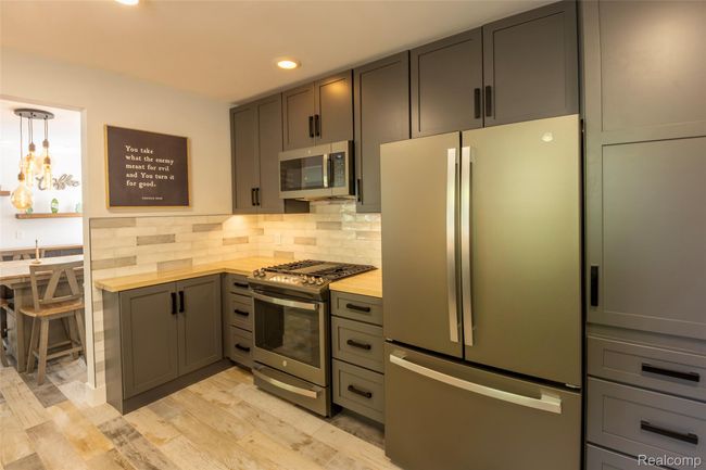 Gourmet kitchen with modern esthetic | Image 7