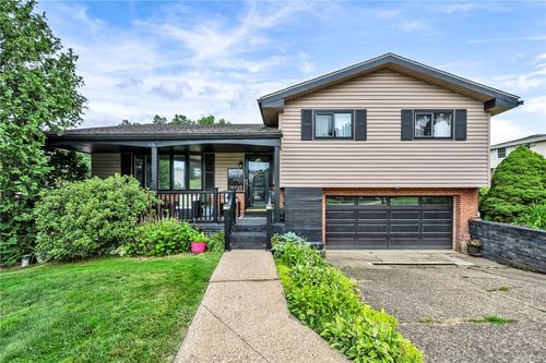 2 Eichelberger Dr, Coraopolis, PA, 15108-3410 | Card Image