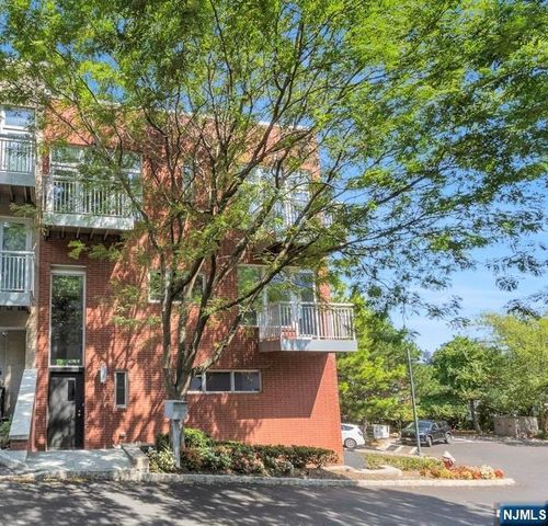 11 Vela Way, Edgewater, NJ, 07020-1563 | Card Image