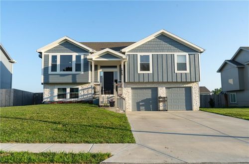 1913 Eagle Dr, Harrisonville, MO, 64701-6001 | Card Image