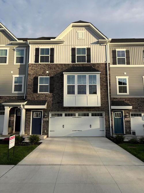 252 Via Corso, Delaware, OH, 43015-4583 | Card Image