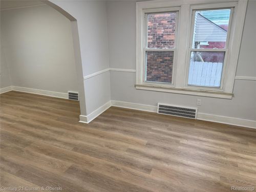 7639 Ternes St, Dearborn, MI, 48126-1017 | Card Image